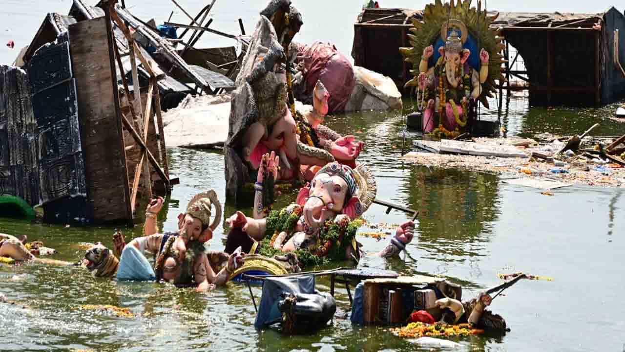 Ganesh immersions: హైదరాబాద్ ట్యాంక్‌ బండ్‌లో కొనసాగుతున్న గణేశ్ నిమజ్జనాలు