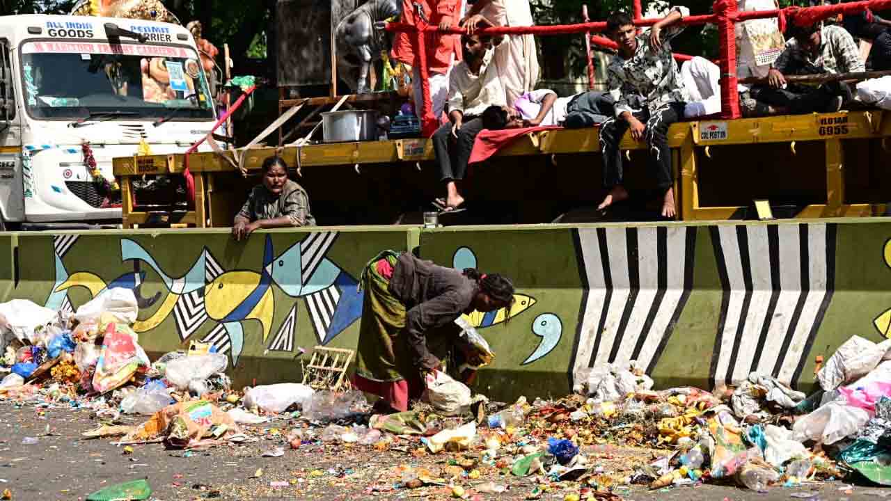 Ganesh immersions: హైదరాబాద్ ట్యాంక్‌ బండ్‌లో కొనసాగుతున్న గణేశ్ నిమజ్జనాలు