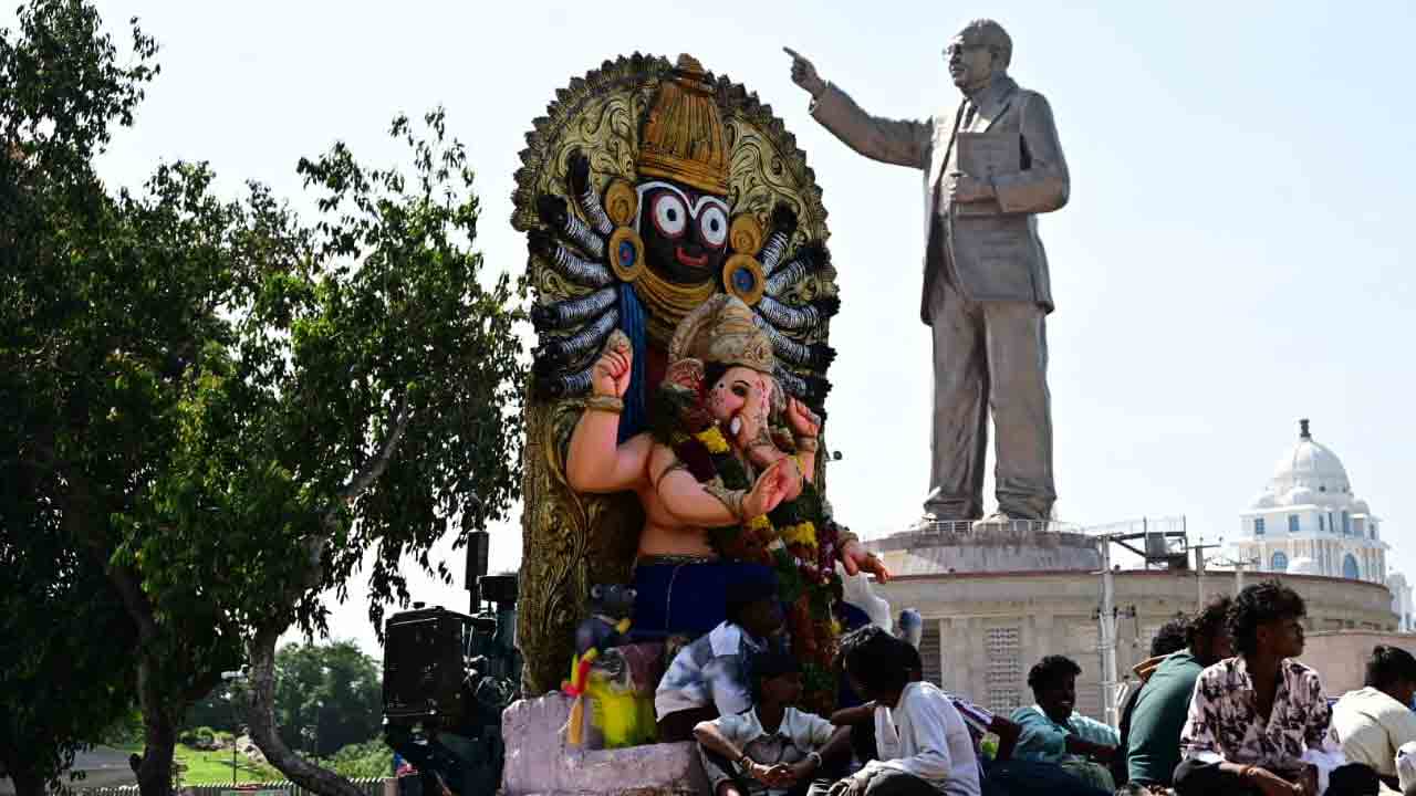 Ganesh immersions: హైదరాబాద్ ట్యాంక్‌ బండ్‌లో కొనసాగుతున్న గణేశ్ నిమజ్జనాలు