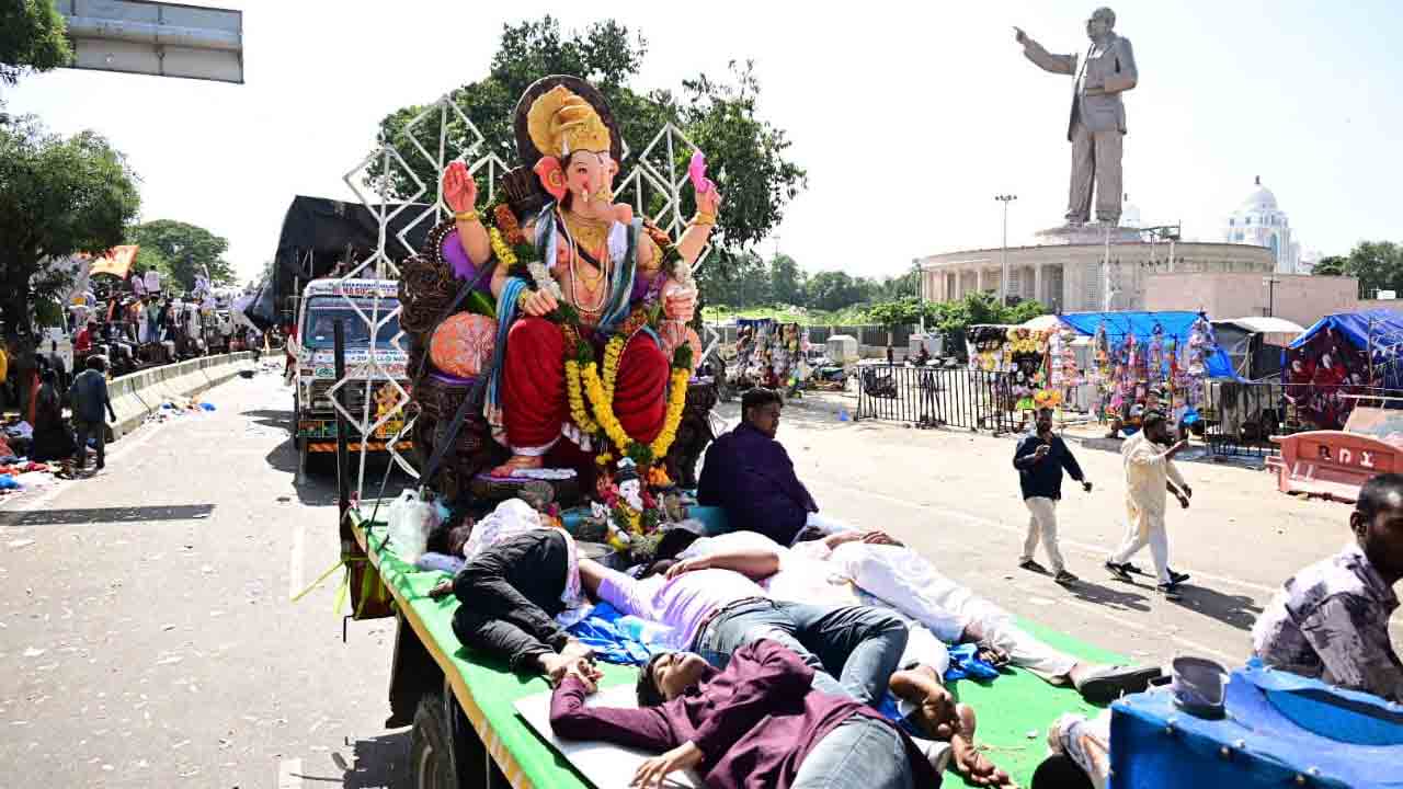 Ganesh immersions: హైదరాబాద్ ట్యాంక్‌ బండ్‌లో కొనసాగుతున్న గణేశ్ నిమజ్జనాలు