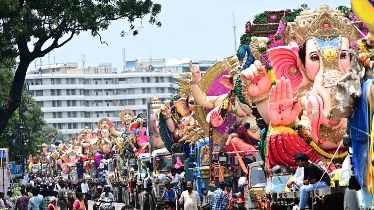 Ganesh immersions: హైదరాబాద్ ట్యాంక్‌ బండ్‌లో కొనసాగుతున్న గణేశ్ నిమజ్జనాలు