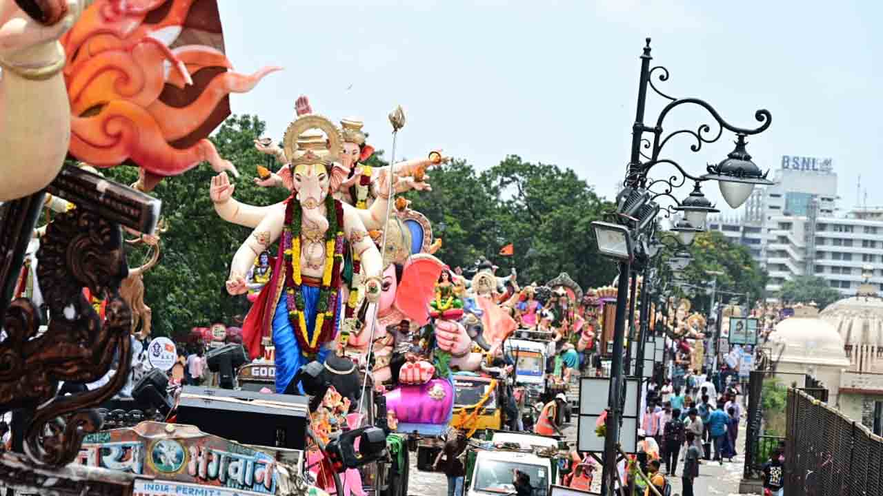 Ganesh immersions: హైదరాబాద్ ట్యాంక్‌ బండ్‌లో కొనసాగుతున్న గణేశ్ నిమజ్జనాలు