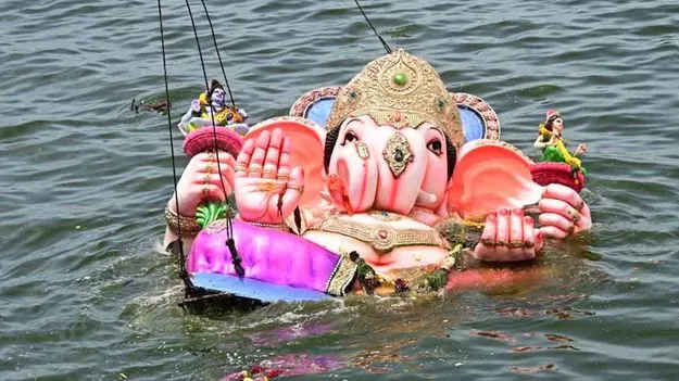 నిమజ్జనం వేళ.. ఈ జాగ్రత్తలు పాటించండి