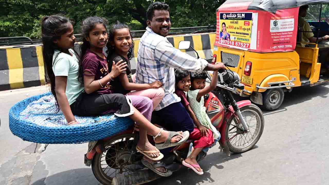 Ganesh immersions: హైదరాబాద్ ట్యాంక్‌ బండ్‌లో కొనసాగుతున్న గణేశ్ నిమజ్జనాలు