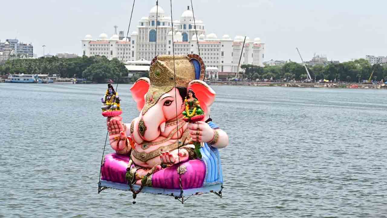 Ganesh immersions: హైదరాబాద్ ట్యాంక్‌ బండ్‌లో కొనసాగుతున్న గణేశ్ నిమజ్జనాలు
