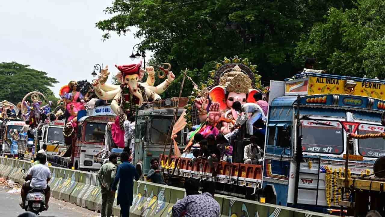 Ganesh immersions: హైదరాబాద్ ట్యాంక్‌ బండ్‌లో కొనసాగుతున్న గణేశ్ నిమజ్జనాలు