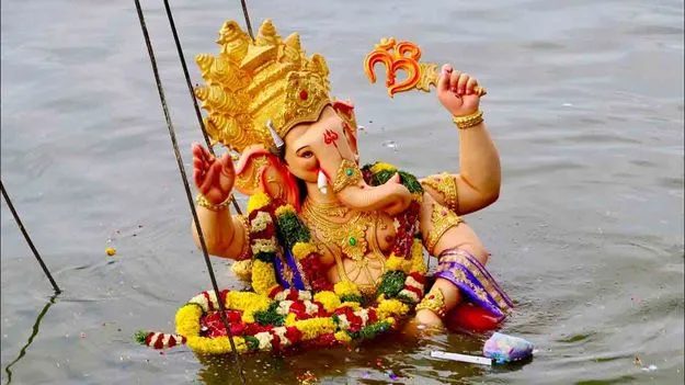 Vinayaka Nimajjanam in Hyderabad:  గ్రేటర్ హైదరాబాద్‌లో కొనసాగుతున్న వినాయక నిమజ్జనాలు 