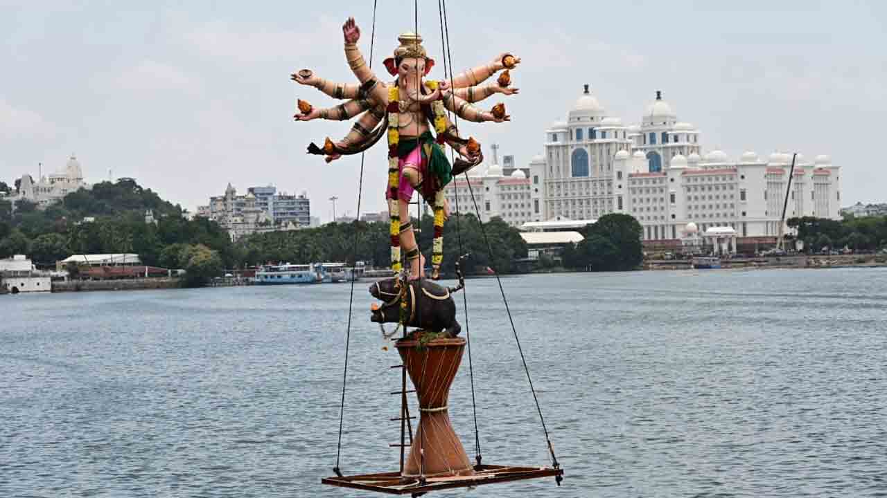 Ganesh immersions: హైదరాబాద్ ట్యాంక్‌ బండ్‌లో కొనసాగుతున్న గణేశ్ నిమజ్జనాలు