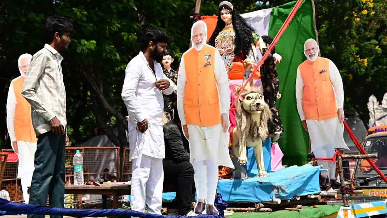 Ganesh immersions: హైదరాబాద్ ట్యాంక్‌ బండ్‌లో కొనసాగుతున్న గణేశ్ నిమజ్జనాలు