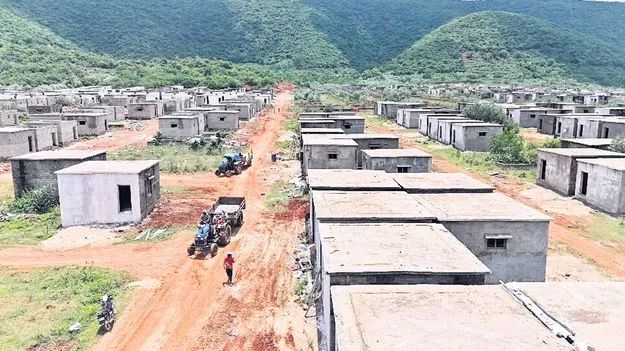 లేఅవుట్లపై పెత్తనం!