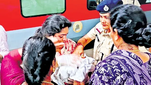 Mother Delivers Twins:  రైలులో పాప.. ఆస్పత్రిలో బాబు