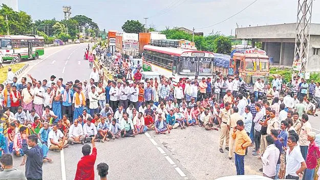 Farmers Protest for Urea Shortage: యూరియా కోసం అన్నదాతల ఆందోళనలు