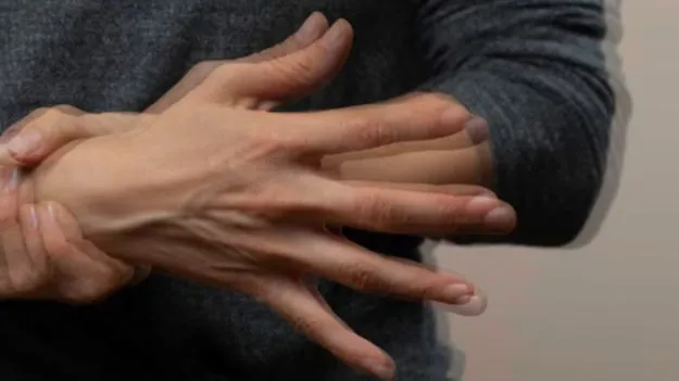 Hand Tremors: యవ్వనంలో చేతులు వణకడం ప్రమాదకరమా?