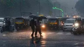 Heavy Rains: మళ్లీ పిడుగులతో పాటు భారీ వర్షాలు.. 