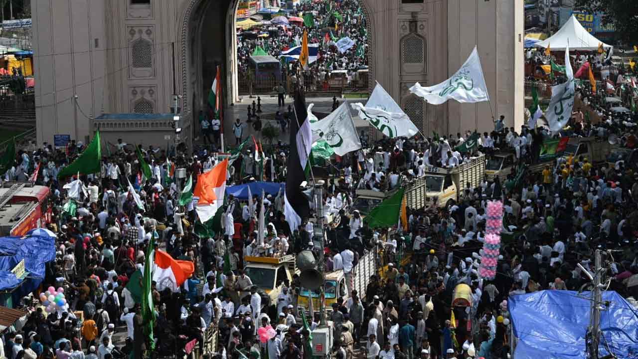 Milad un Nabi Celebrations in Hyderabad : పాత బస్తీలో ఘనంగా మిలాద్ ఉన్ నబీ ర్యాలీ..