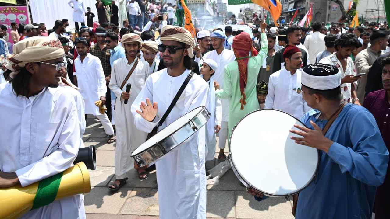 Milad un Nabi Celebrations in Hyderabad : పాత బస్తీలో ఘనంగా మిలాద్ ఉన్ నబీ ర్యాలీ..