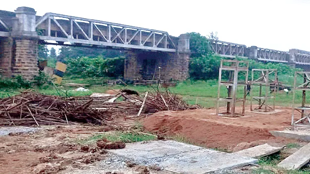 Potholes and damaged railings గుంతలు పడి.. రెయిలింగ్‌ పాడై