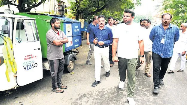 ప్రైవేటు సేవలో  క్లాప్‌ వాహనాలు