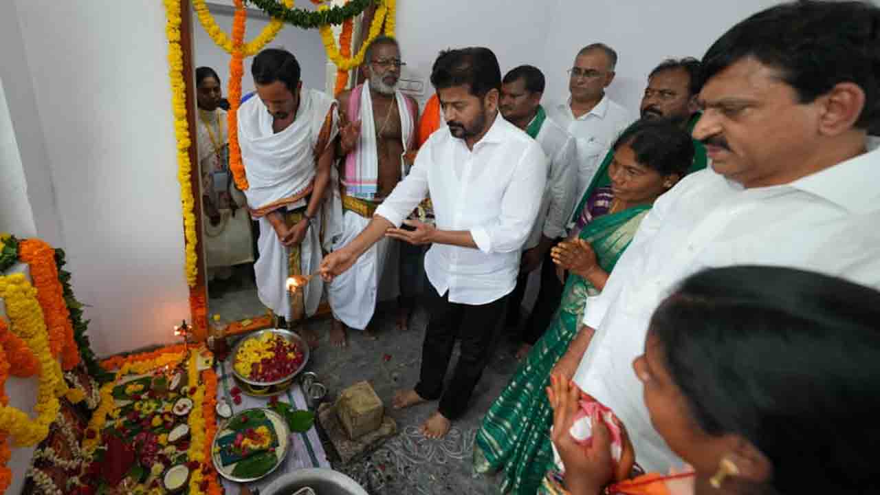 CM Revanth Reddy inaugurates Indiramma Houses: ఇందిరమ్మ ఇళ్ల పథకాన్ని ప్రారంభించిన సీఎం రేవంత్‌రెడ్డి 