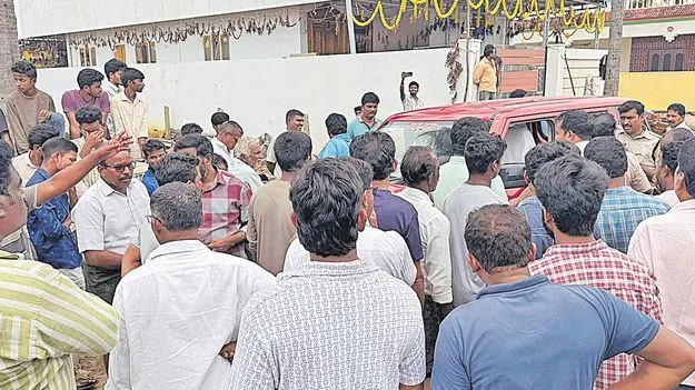Police Clash Over Theft Investigation: పందెం కోళ్ల చోరీ గొడవ