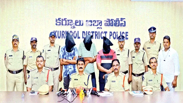 హత్య కేసులో ముగ్గురి అరెస్టు 