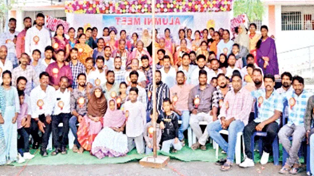 ఘనంగా పూర్వ విద్యార్థుల సమ్మేళనం