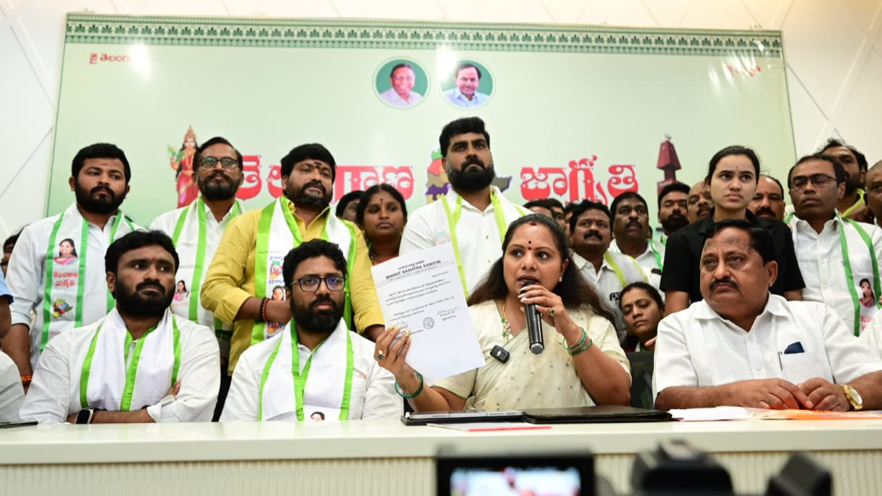 Kavitha : కుట్రలు చేస్తున్నారు..కారణం హరీష్‌రావు, సంతోష్‌రావే..