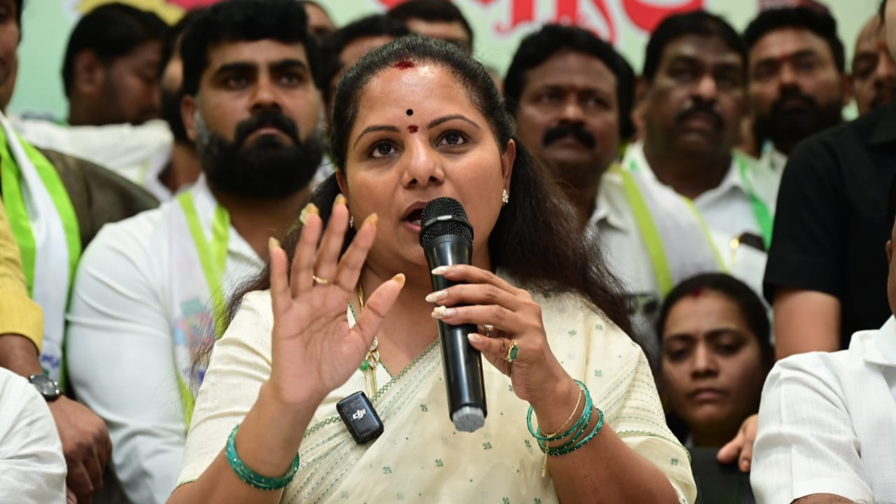 Kavitha : కుట్రలు చేస్తున్నారు..కారణం హరీష్‌రావు, సంతోష్‌రావే..