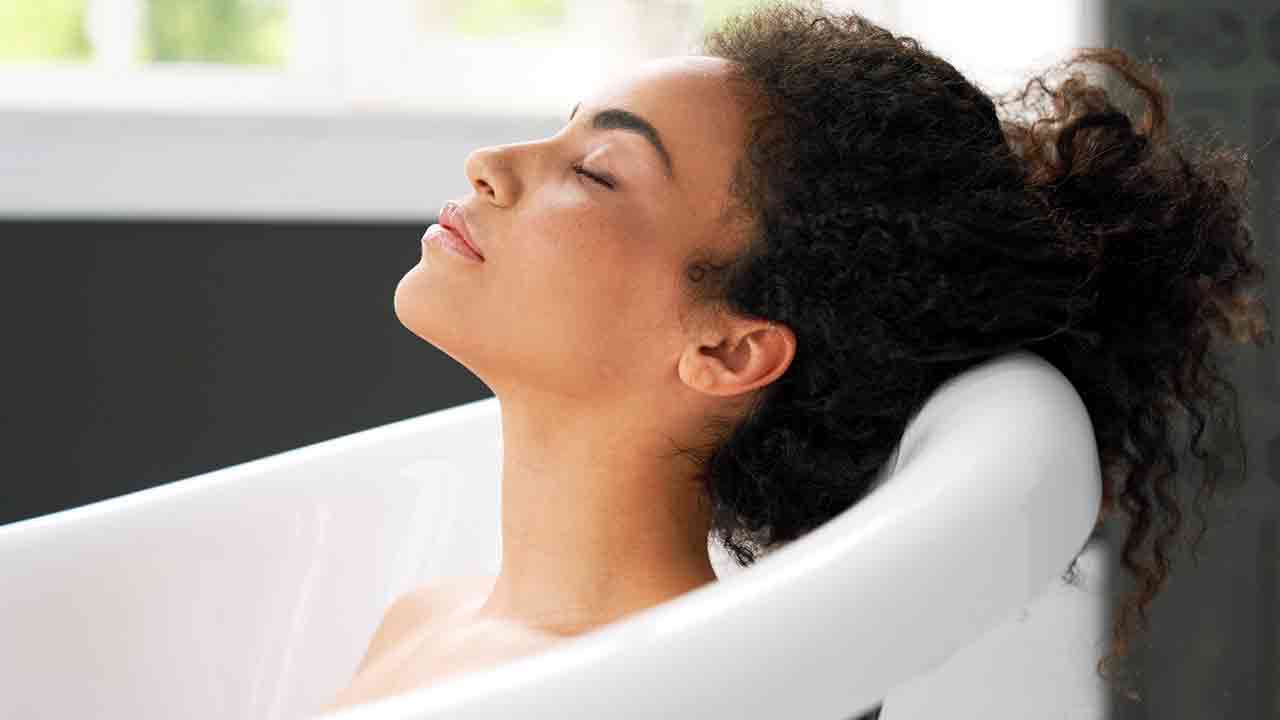 Bathing Tips: నీటిలో ఉప్పు కలిపి స్నానం చేయడం వల్ల ఏమవుతుందో తెలుసా.. 