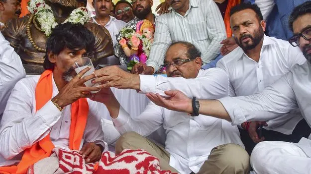 Maratha Reservation: మరాఠా ఉద్యమకారుడు జరాంగే దీక్ష విరమణ