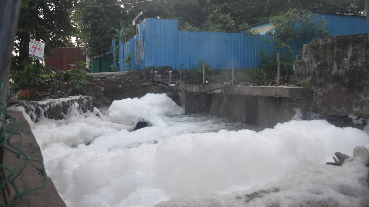  Lingampally :  లింగంపల్లి రైల్వే బ్రిడ్జ్‌ను చుట్టుముట్టిన వరద