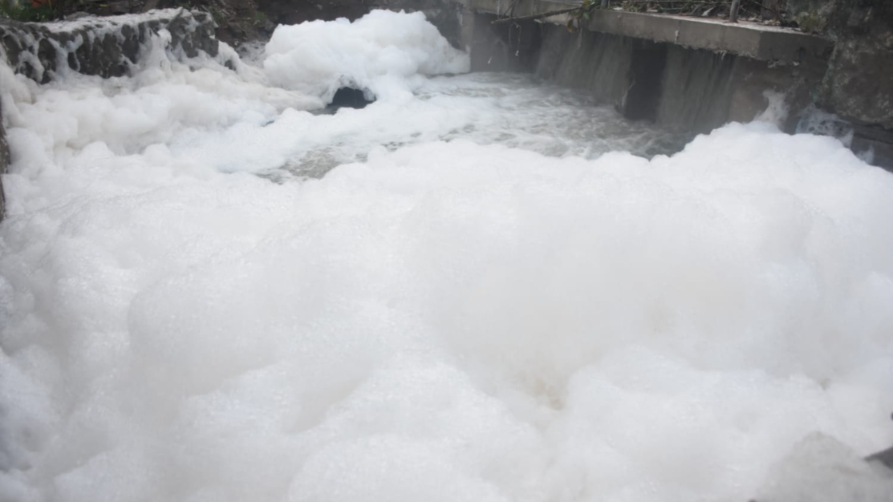  Lingampally :  లింగంపల్లి రైల్వే బ్రిడ్జ్‌ను చుట్టుముట్టిన వరద