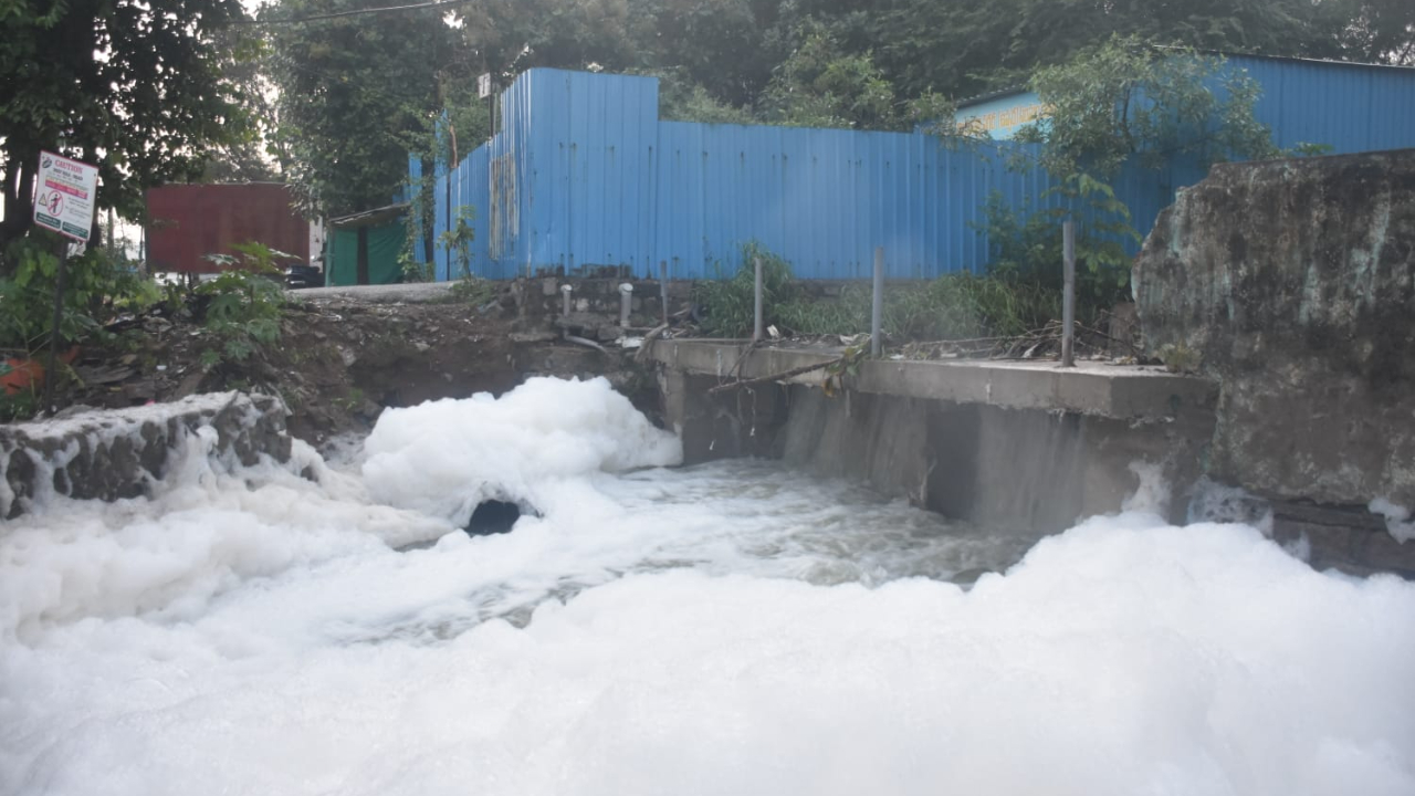  Lingampally :  లింగంపల్లి రైల్వే బ్రిడ్జ్‌ను చుట్టుముట్టిన వరద