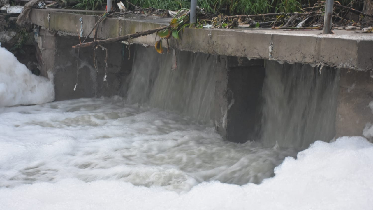  Lingampally :  లింగంపల్లి రైల్వే బ్రిడ్జ్‌ను చుట్టుముట్టిన వరద