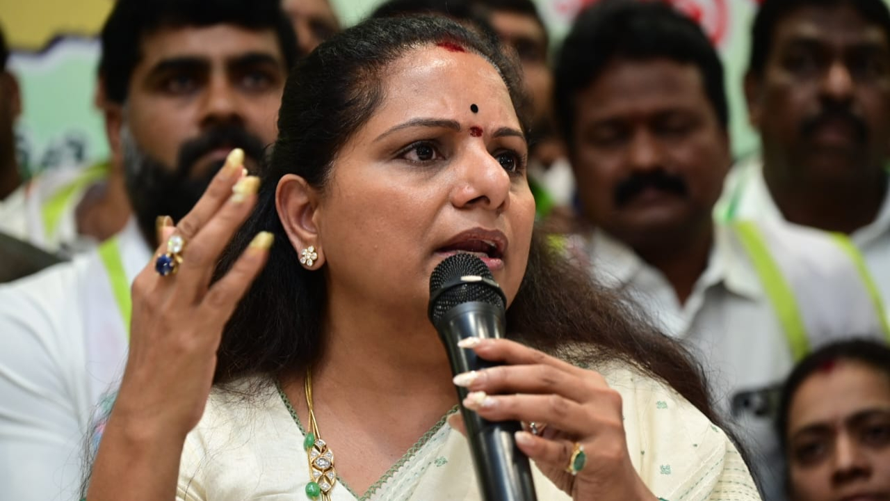 Kavitha : కుట్రలు చేస్తున్నారు..కారణం హరీష్‌రావు, సంతోష్‌రావే..