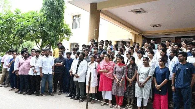 Drunk Students Attack Junior Doctors: చిత్తూరు ప్రభుత్వాస్పత్రిలో జూడాలపై విద్యార్థుల దాడి