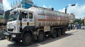 Road Accident: ఆయిల్ ట్యాంకర్ ఢీ.. మహిళ మృతి