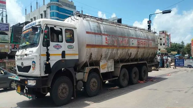 Road Accident: ఆయిల్ ట్యాంకర్ ఢీ.. మహిళ మృతి