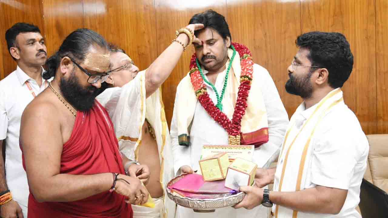 Pawan Kalyan: ఇంద్రకీలాద్రి దసరా శరన్నవరాత్రి ఉత్సవాలకు పవన్ కల్యాణ్‌కు ఆహ్వానం