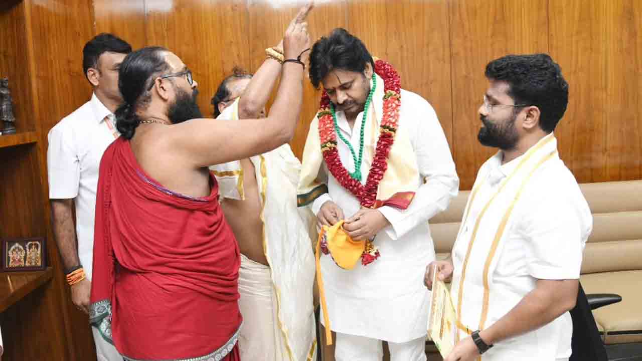 Pawan Kalyan: ఇంద్రకీలాద్రి దసరా శరన్నవరాత్రి ఉత్సవాలకు పవన్ కల్యాణ్‌కు ఆహ్వానం