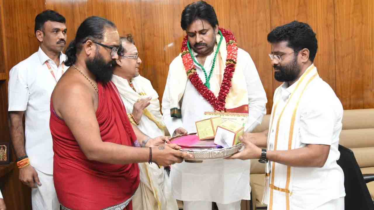 Pawan Kalyan: ఇంద్రకీలాద్రి దసరా శరన్నవరాత్రి ఉత్సవాలకు పవన్ కల్యాణ్‌కు ఆహ్వానం