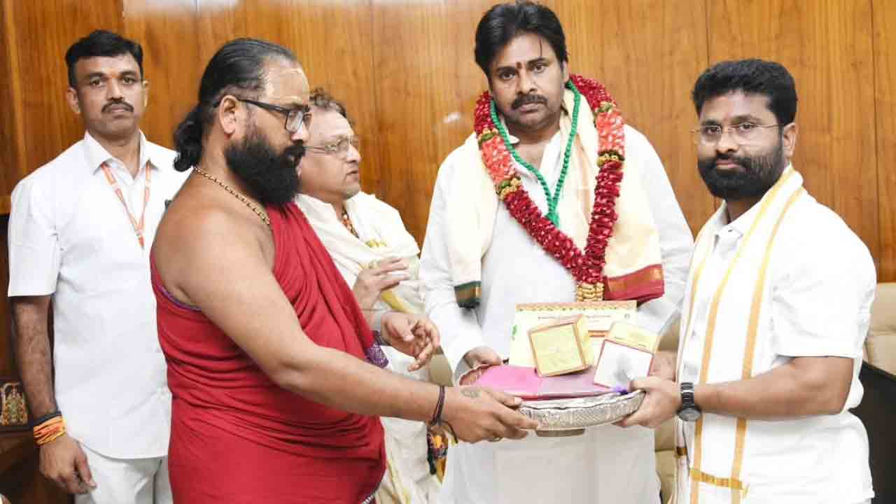 Pawan Kalyan: ఇంద్రకీలాద్రి దసరా శరన్నవరాత్రి ఉత్సవాలకు పవన్ కల్యాణ్‌కు ఆహ్వానం