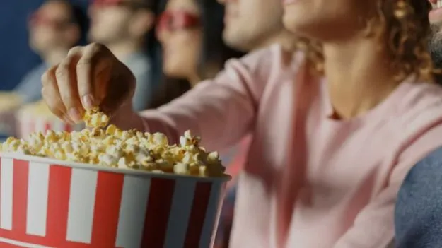 Microwave Popcorn Side Effects: సినిమా చూస్తూ మైక్రోవేవ్‌లో వండిన పాప్‌కార్న్ తింటున్నారా? బీ కేర్ ఫుల్