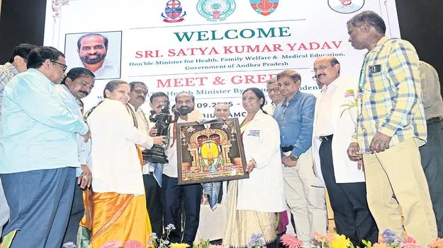 వైద్యులు గ్రామీణ ప్రాంతాల్లో పనిచేయాలి