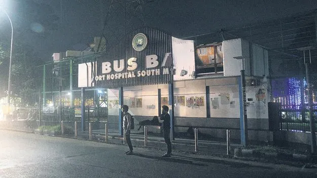 స్మార్ట్‌ బస్టాపుల్లో  అంధకారం!