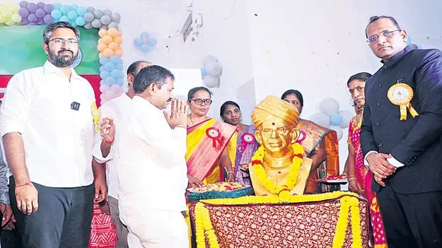 విద్యార్థులకు మార్గదర్శి ఉపాధ్యాయుడు