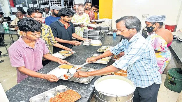 పేదల ఆకలి తీరుస్తున్న  అన్న క్యాంటీన్లు
