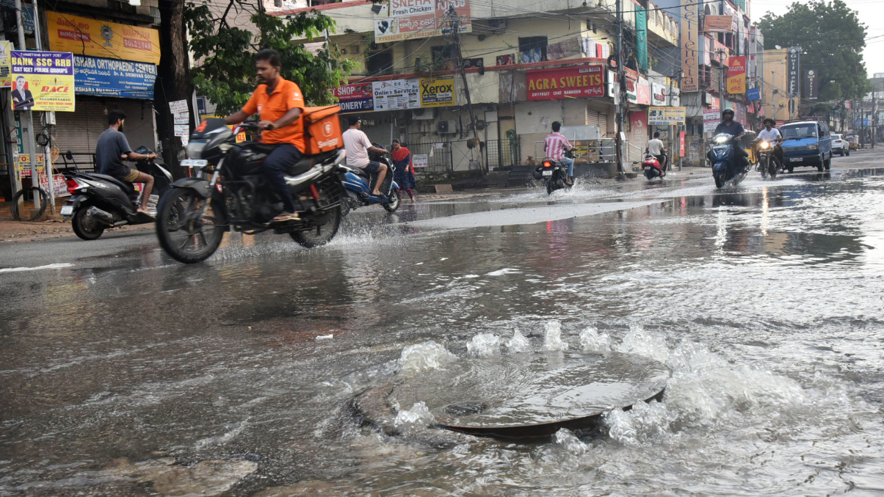 Hyderabad: భారీ వర్షానికి నగరం అల్లకల్లోలం