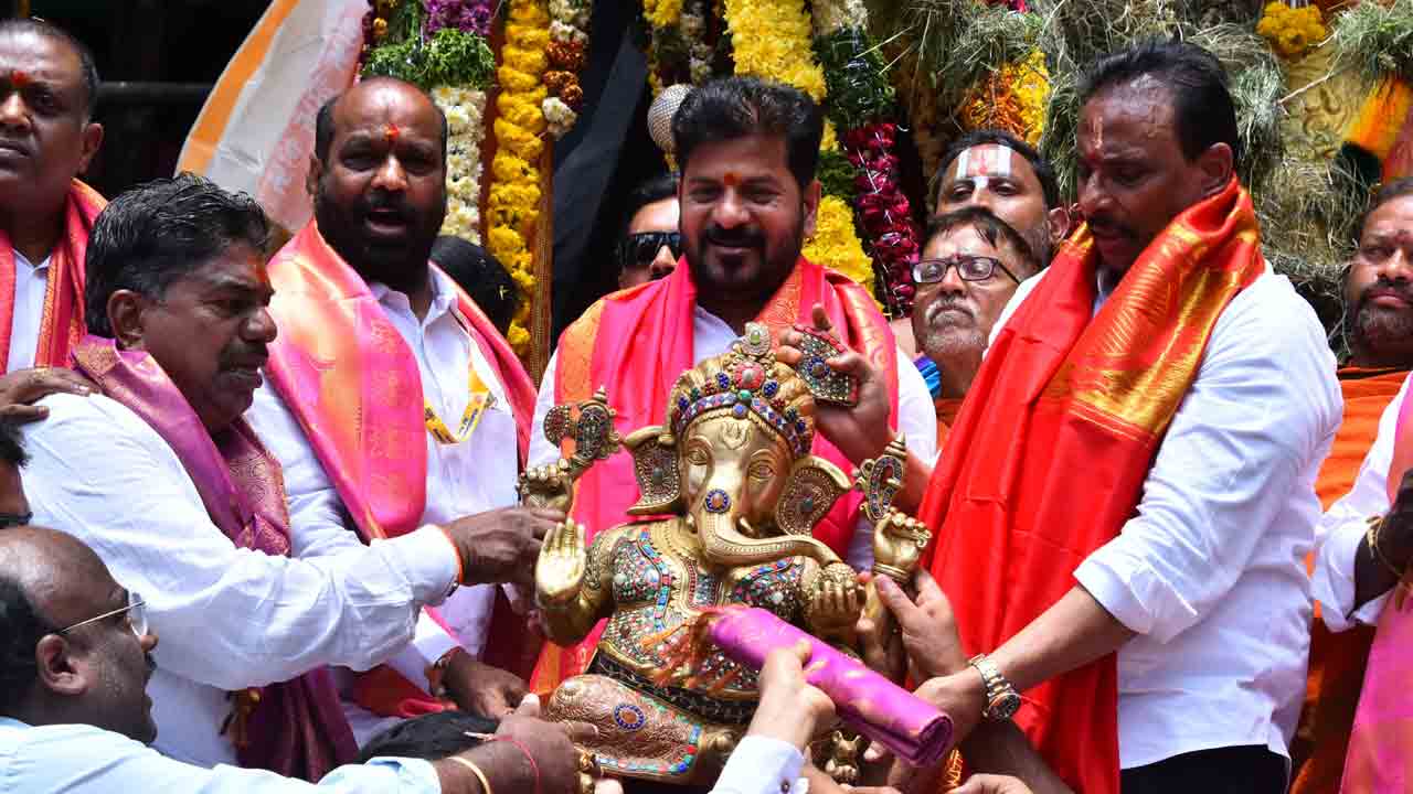 ఖైరతాబాద్ మహా గణపతిని దర్శించి.. పూజించిన సీఎం రేవంత్ రెడ్డి 