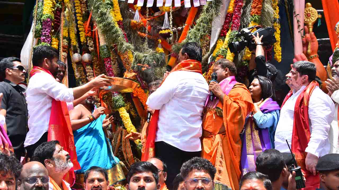 ఖైరతాబాద్ మహా గణపతిని దర్శించి.. పూజించిన సీఎం రేవంత్ రెడ్డి 